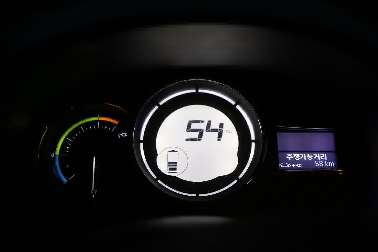 전기차 실내 충전 포트 위치, 브랜드별 비교